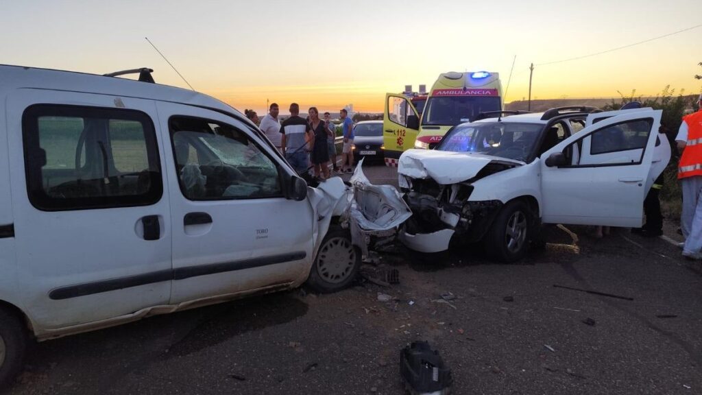 En la imagen, los dos vehículos implicados en el grave accidente.