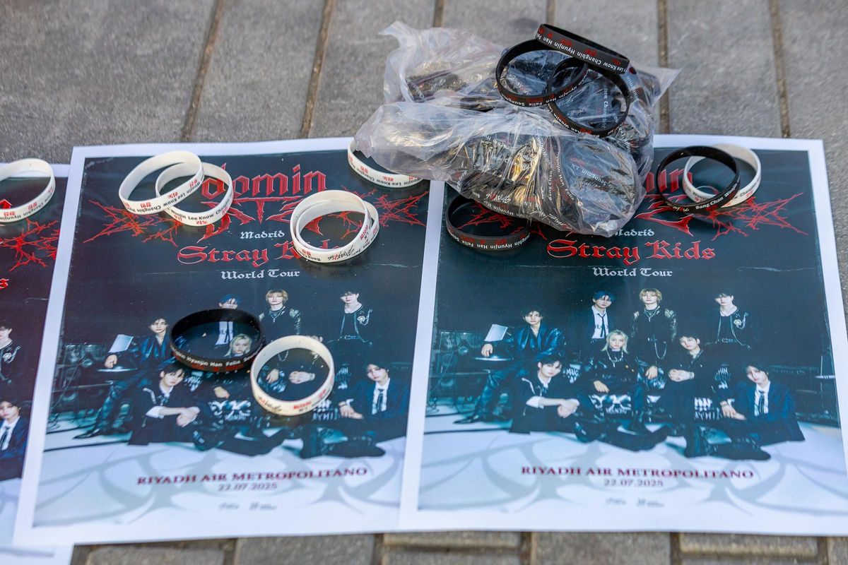 Des bracelets et des affiches que les fans d'Egar Kids ont créés pour l'occasion.