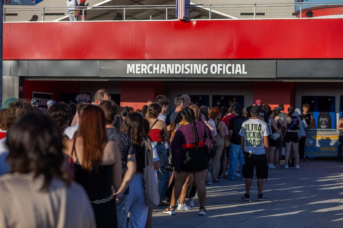 Longues files d'attente pour acheter du «merchandising» d'enfants errants dans le métropolite.