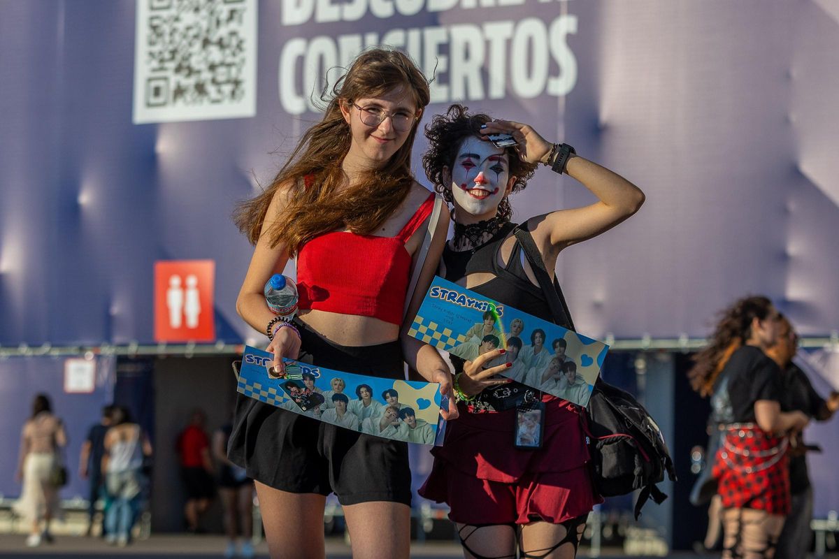 Deux abonnés de Kids Stray, aux portes du métropolite.