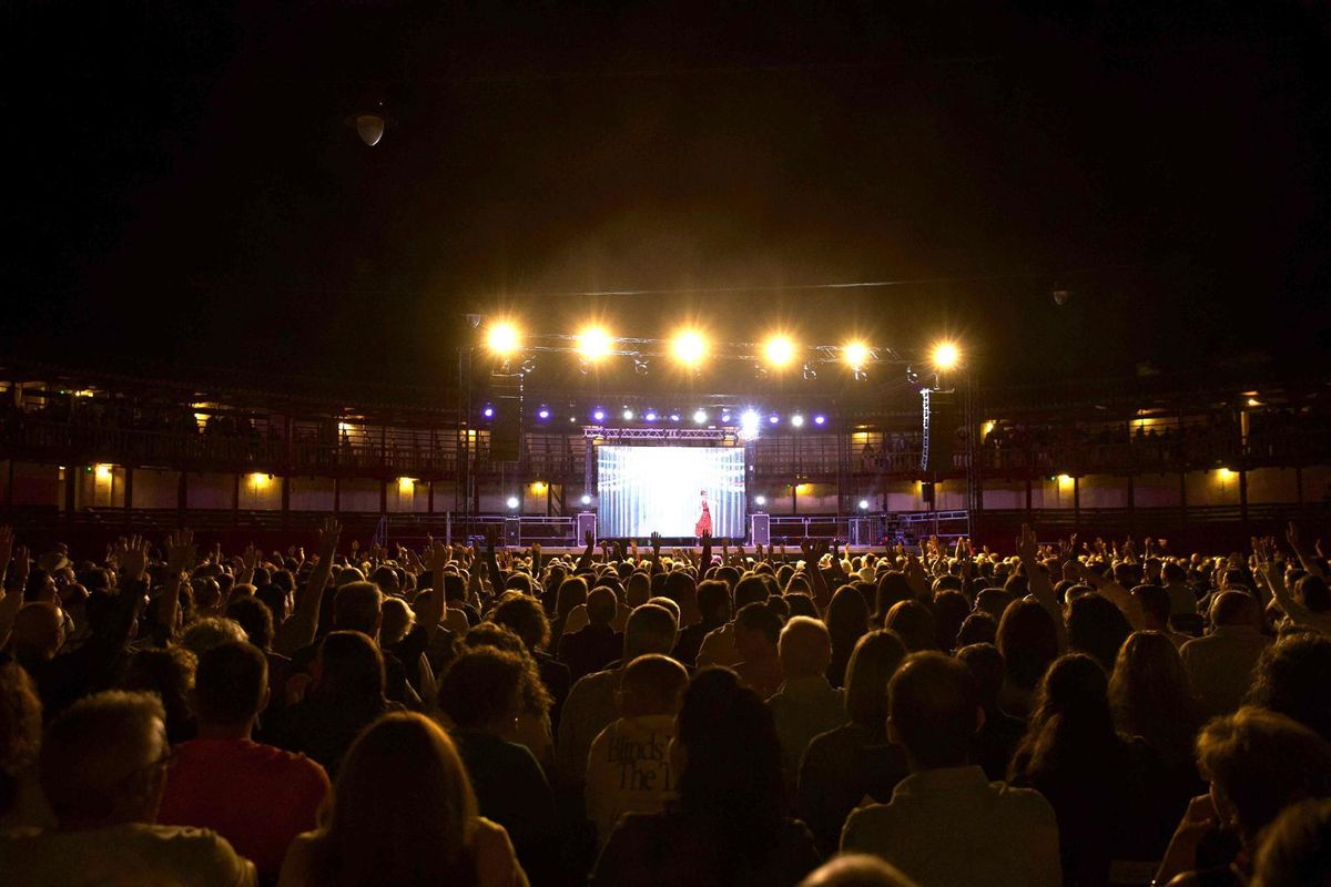 Le public jouit de la performance de l'un des comédiens de l'émission "Dangerous Minds"