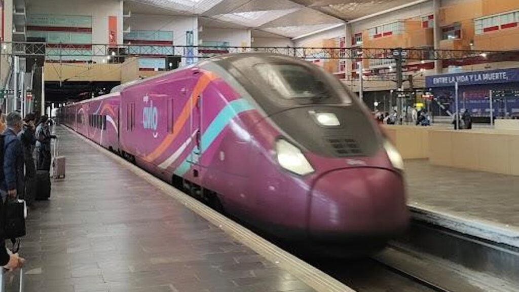 Un Avlo de la serie 106 de Renfe a su paso por la estación de Zaragoza