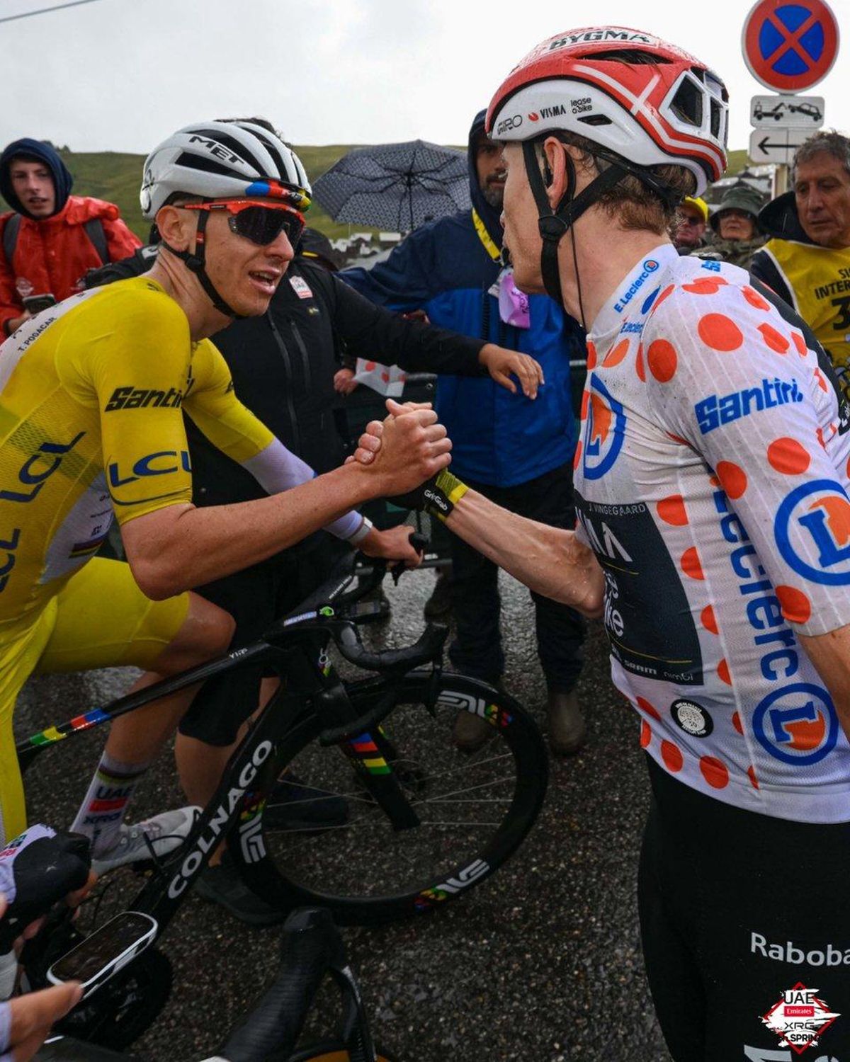 Pogacar et Vingegaard se saluent dans la plaque.