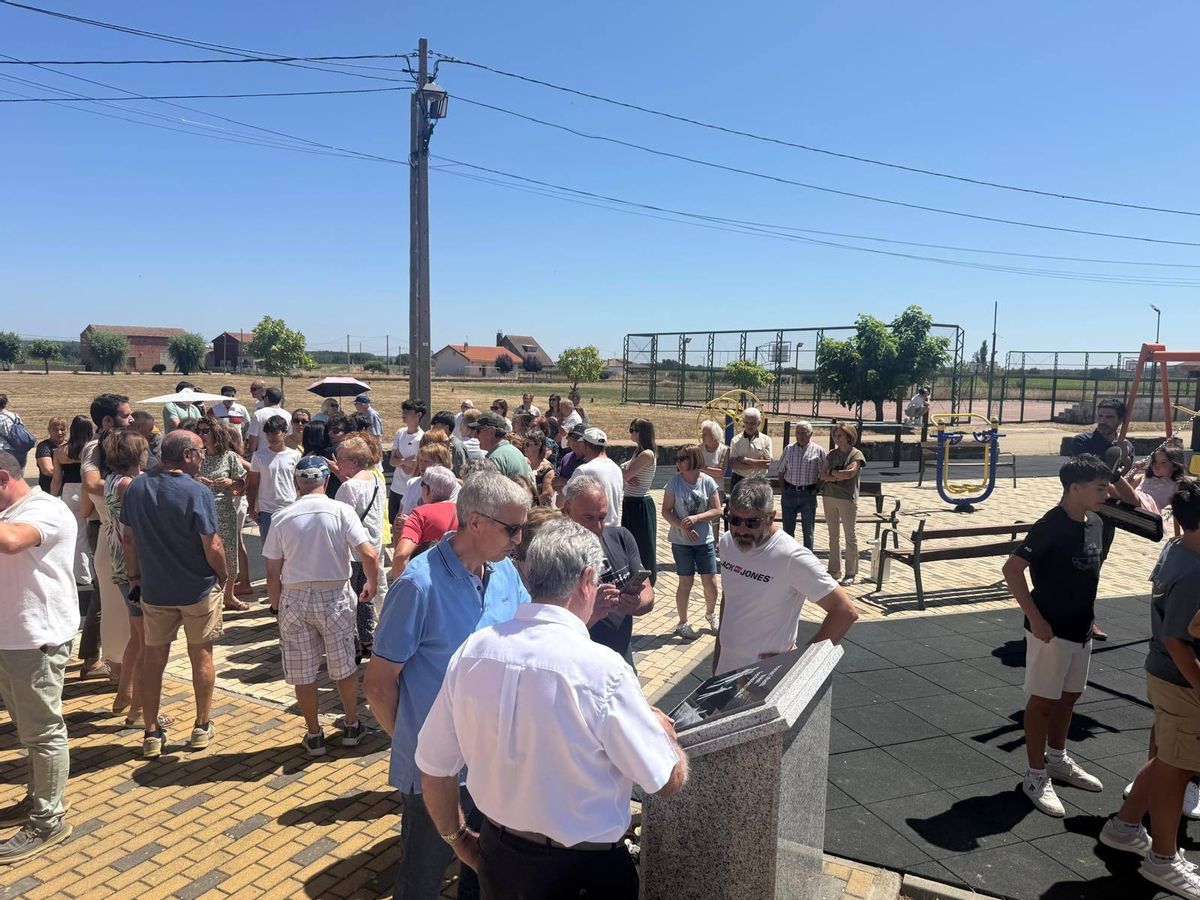 Les voisins de Calzadilla de Tera assistent à l'inauguration du parc.