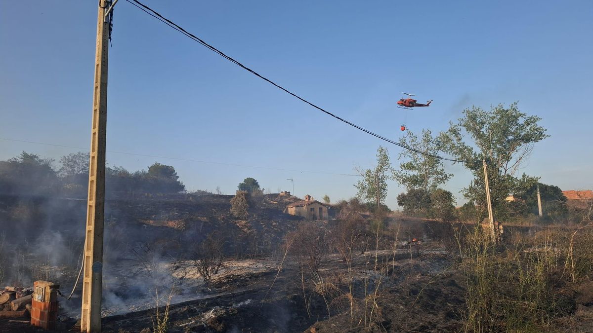 Un hélicoptère pendant l'extinction des flammes.