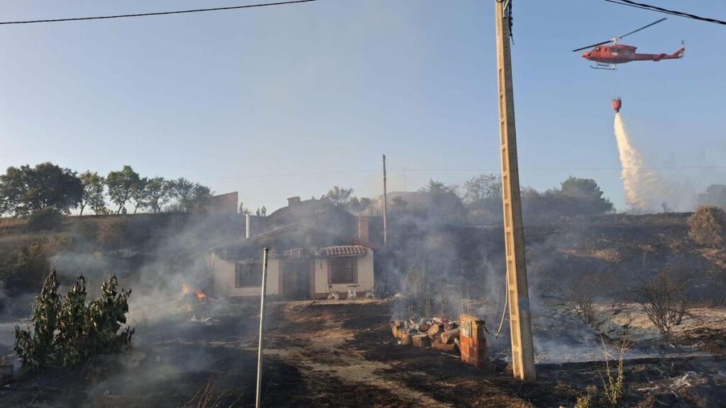 Las llamas cercan una bodega y una casa en Santa Marta de Tera.