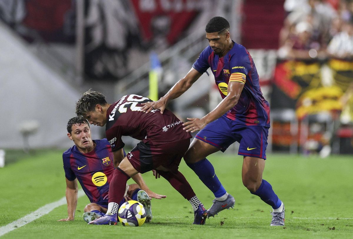 Christensen et Araujo font pression sur un joueur de Vissel Kobe.