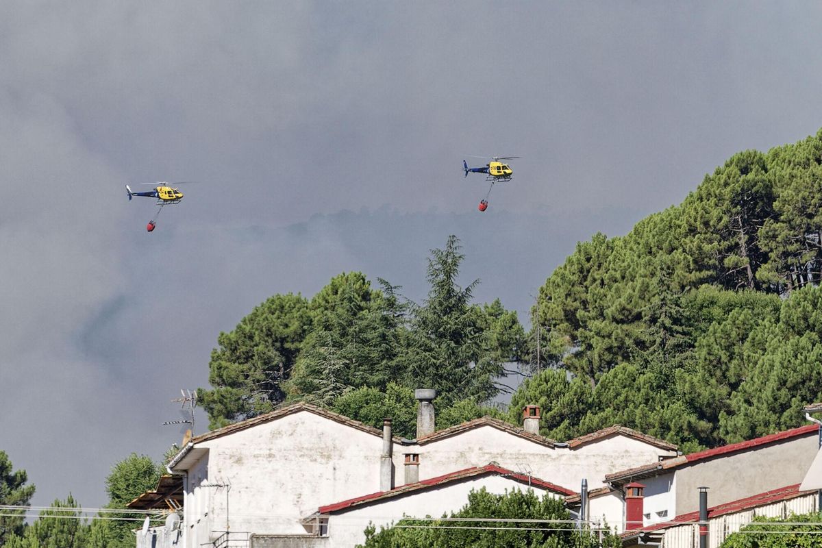 Les hélicoptères de deux pompiers essaient de contrôler l'incendie déclaré mardi par Mombern, Ávila. Au total, 101 militaires et 47 médias de l'unité militaire d'urgence (UME) sont actuellement déployés dans les villas de Barranco de Las Cinco par l'incendie qui a été déclaré lundi soir dans cette région du sud de la province d'ávila. Efe / Raúl Sanchidrián. Textes de sust