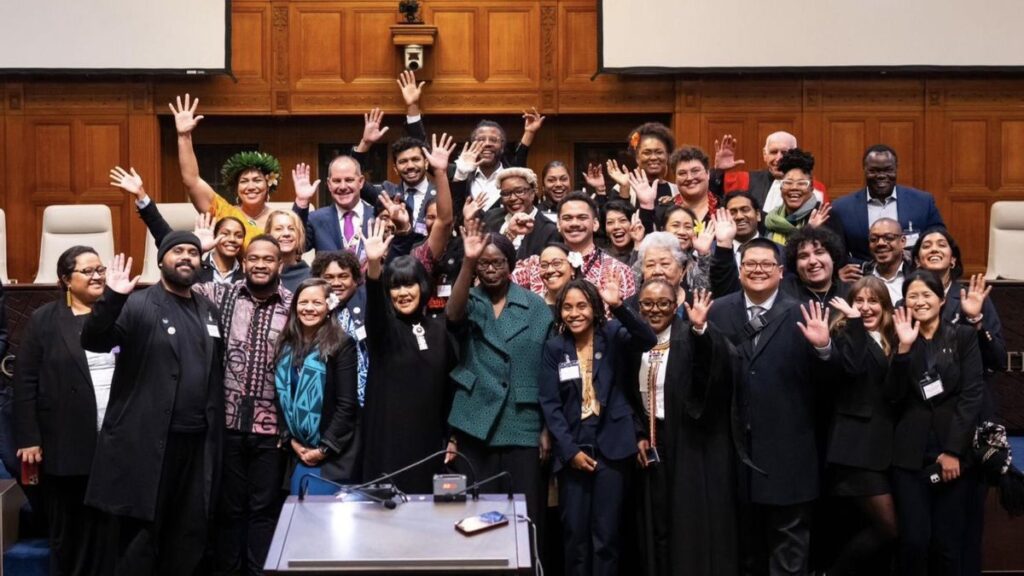 Retrato de familia de los miembros de la plataforma Island Students Fighting Climate Change (PISFCC).