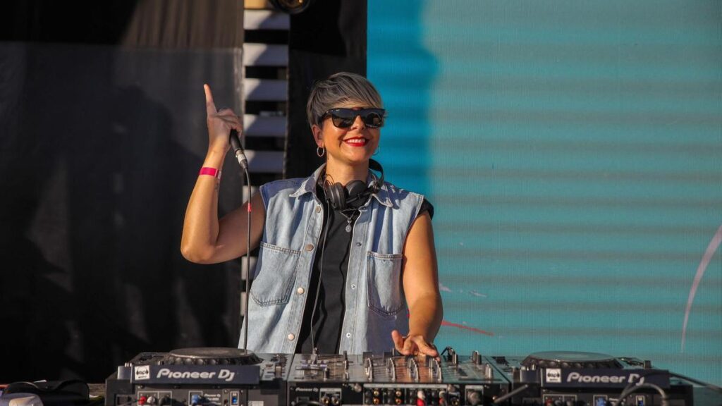 Dj Neus durante la celebración de Climbing Madrid 2024 en Arroyomolinos.