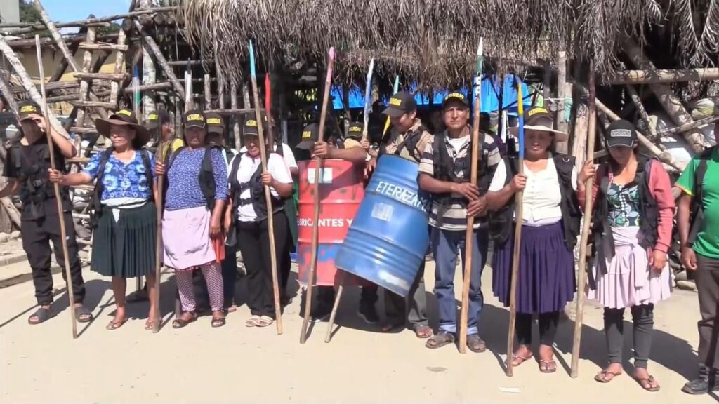 Dos mil personas con estacadas, escudos y lanzas protegen el último fortín de Evo Morales