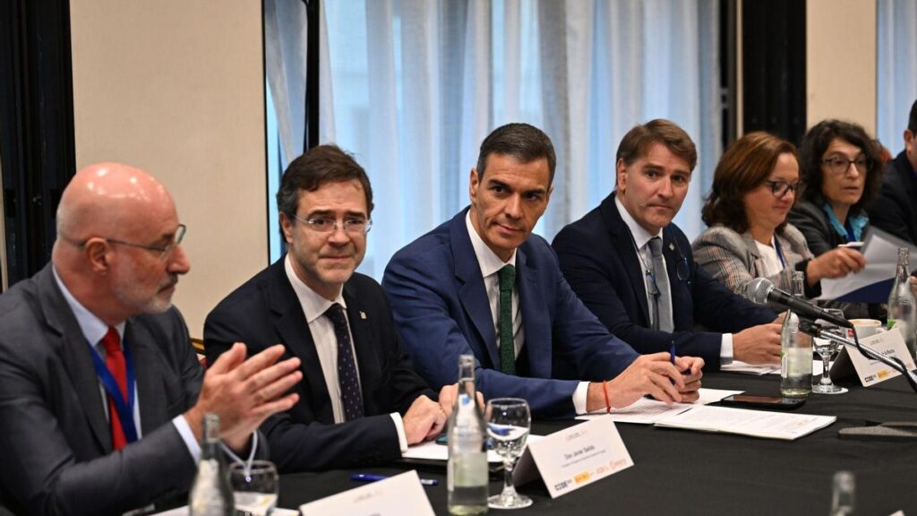 El presidente del Gobierno, Pedro Sánchez, durante un encuentro con empresarios españoles, este martes en Montevideo (Uruguay).