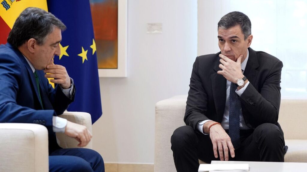 El presidente del Gobierno, Pedro Sánchez, y el ex portavoz del PNV y actual líder del partido, Aitor Esteban, durante una reunión en La Moncloa.