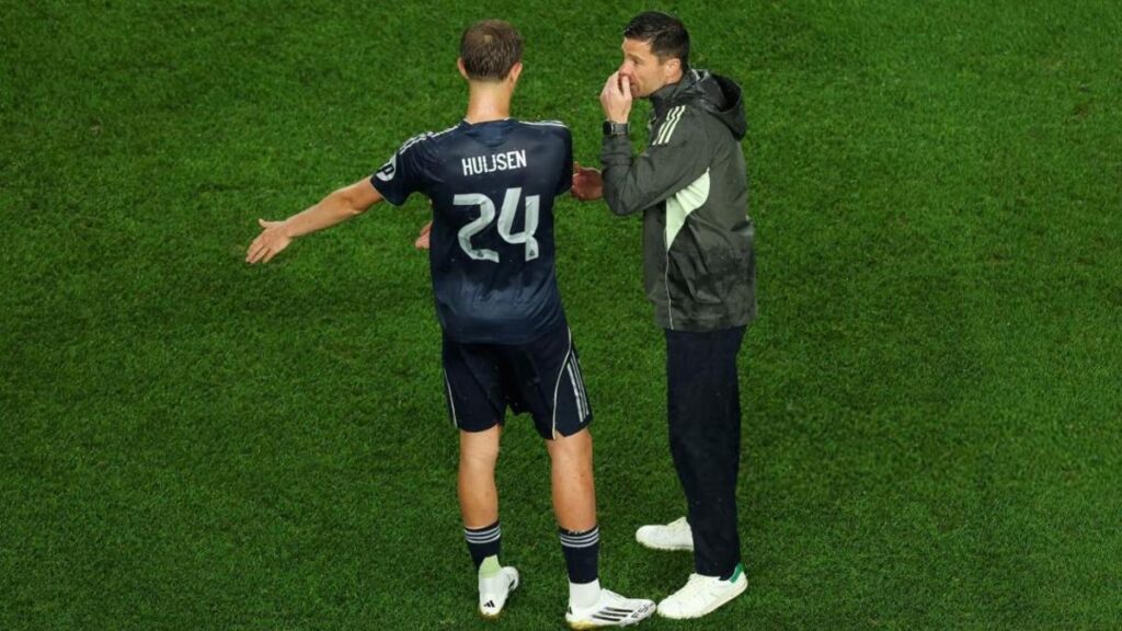 Xabi Alonso conversa con Dean Huijsen en un partido del Mundial de Clubes
