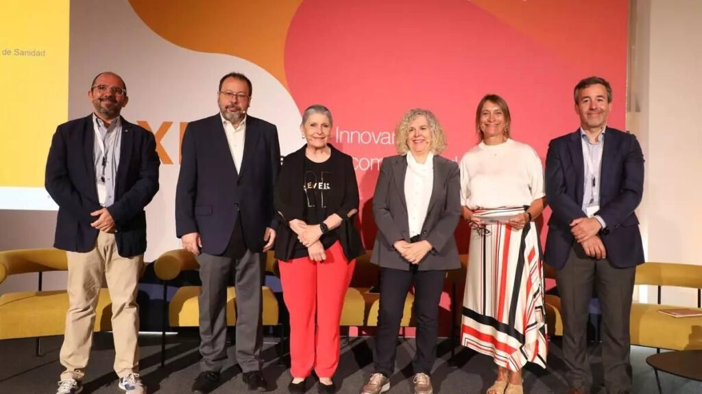 De izquierda a derecha, Carlos Martín Saborido, director de la Agencia de Evaluación de Tecnologías Sanitarias del Instituto de Salud Carlos III; César Hernández, director general de Cartera Común de Servicios del SNS y de Farmacia del Ministerio de Sanidad; Begoña Barragán, presidenta del Grupo Español de Pacientes con Cáncer (GEPAC); Carme Pinyol. Responsable del departamento de Farmacoeconomía de Novartis; Josefina Lloret, Responsable del área de Pacientes de Novartis, y Pedro Carrascal, director de la Plataforma de Organizaciones de Pacientes (POP).