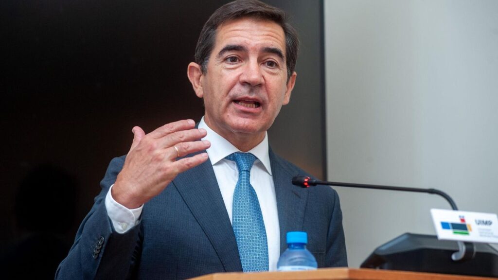 El presidente del BBVA, Carlos Torres, en el curso de la APIE en Santander