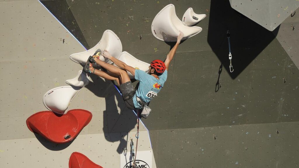Un atleta compitiendo en el muro de escalada en Climbing Madrid 2024.