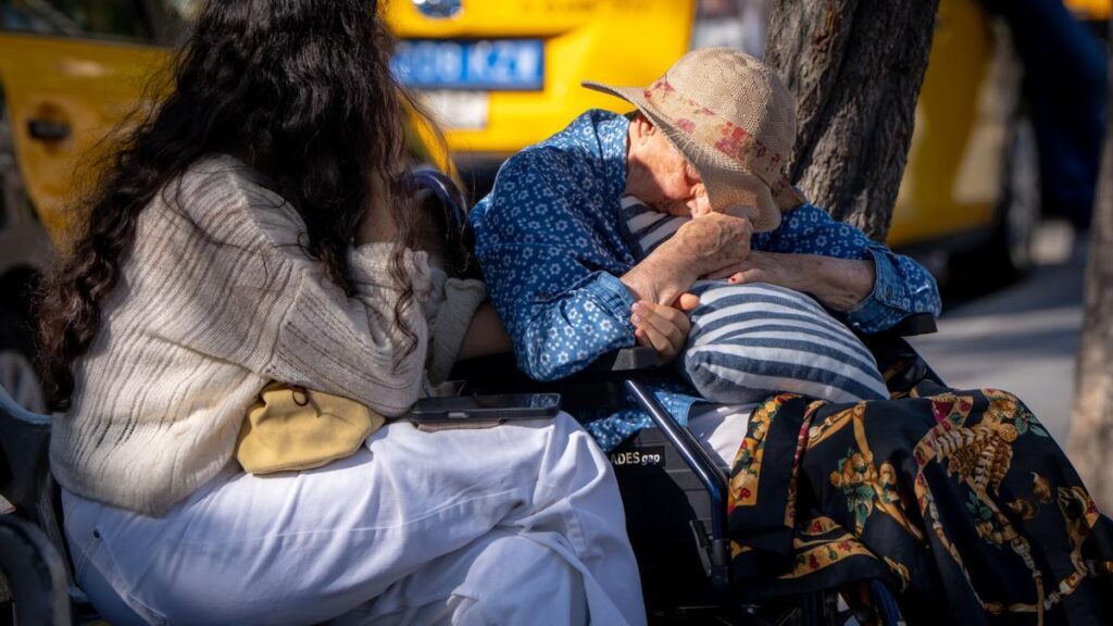 Una mujer se refugia del calor durante un episodio de altas temperaturas registrado en Barcelona.