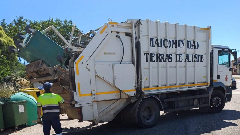Un operario supervisa el servicio de recogida de residuos de una Mancomunidad de la provincia.