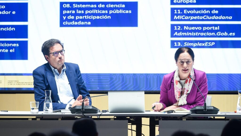 El ministro para la Transformación Digital y de la Función Pública, Óscar López, y la secretaria de Estado de Función Pública, Clara Mapelli, presenta el 'Consenso por una Administración Abierta'.