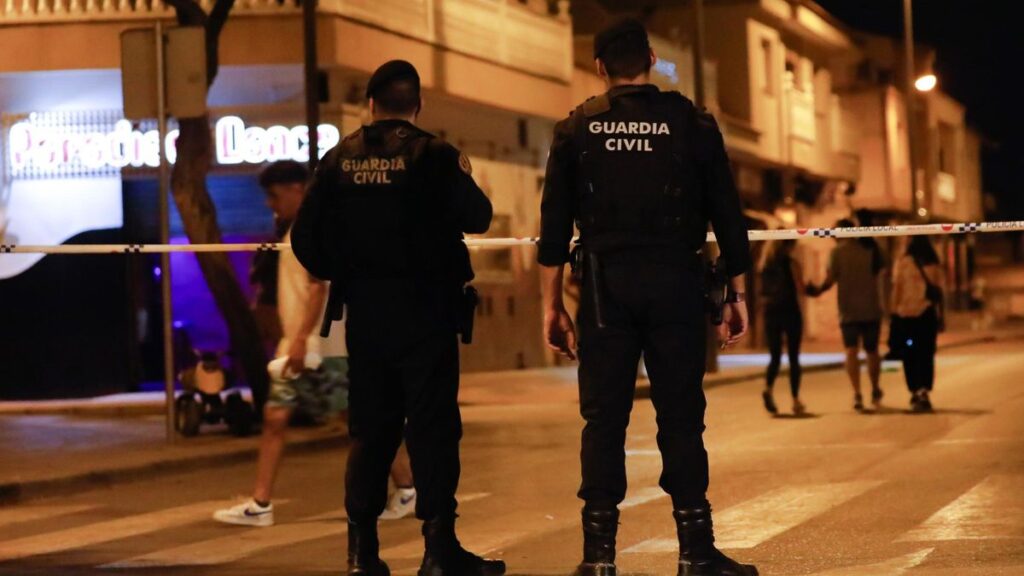 Varios agentes de la Guardia Civil controlan los accesos durante una manifestación no autorizada y promovida por grupos de ultraderecha en redes sociales, a 15 de julio de 2025, en Torre Pacheco, Murcia (España). A raíz de la agresión a un anciano el pasa