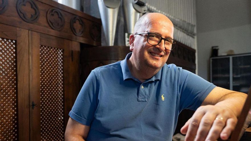 Josep Solé, en el órgano de la iglesia de Soto del Barco.