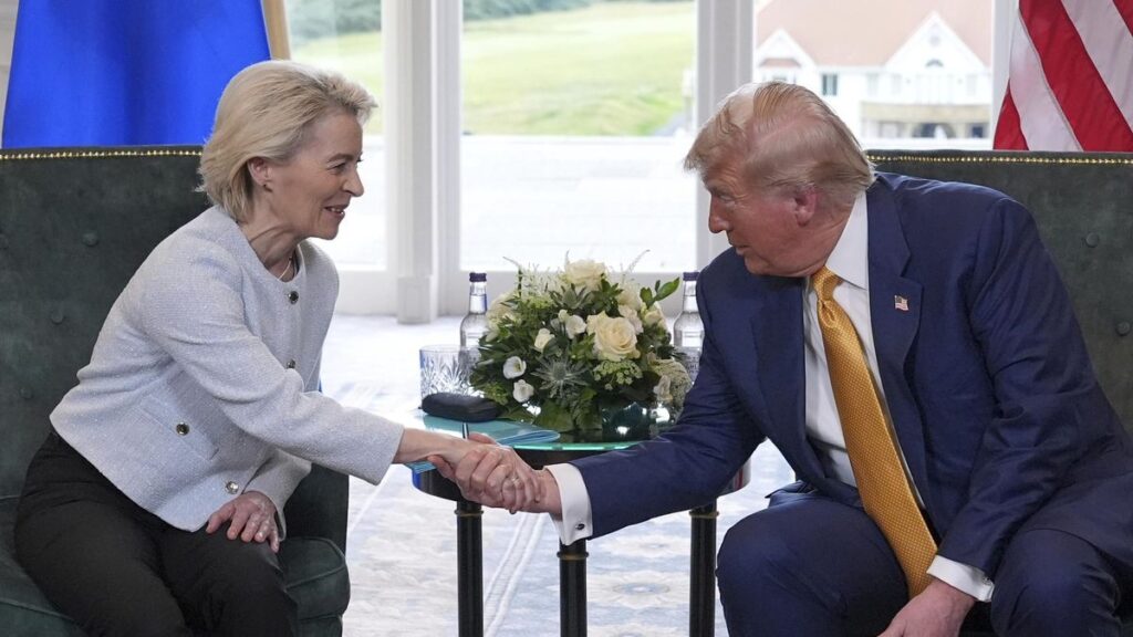 Donald Trump estrecha la mano a Ursula von der Leyen en Turnberry, Escocia, este domingo.