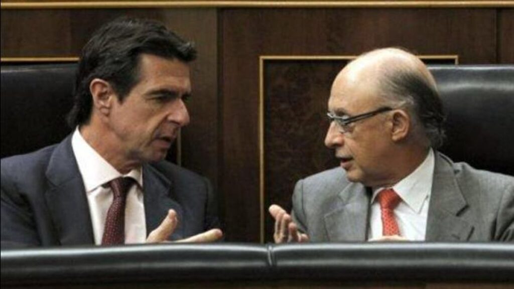 José Manuel Soria, en conversación con Cristóbal Montoro cuando ambos eran ministros con Mariano Rajoy.