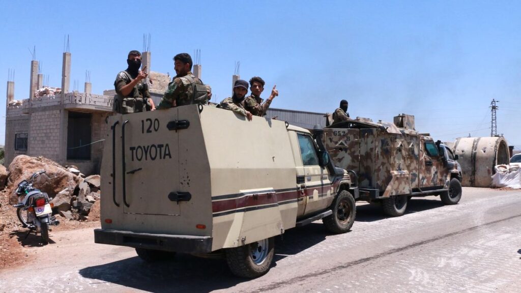 Miembros de las fuerzas gubernamentales de Siria durante su despliegue en Sueida (sur) tras los combates entre milicianos drusos y beduinos (archivo)