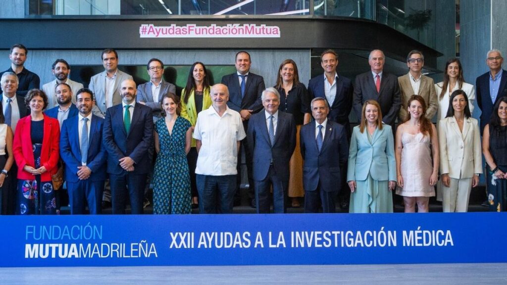 Foto de familia del acto de entrega de las ayudas a la investigación médica de la Fundación Mutua, este martes en el Paseo de la Castellana.