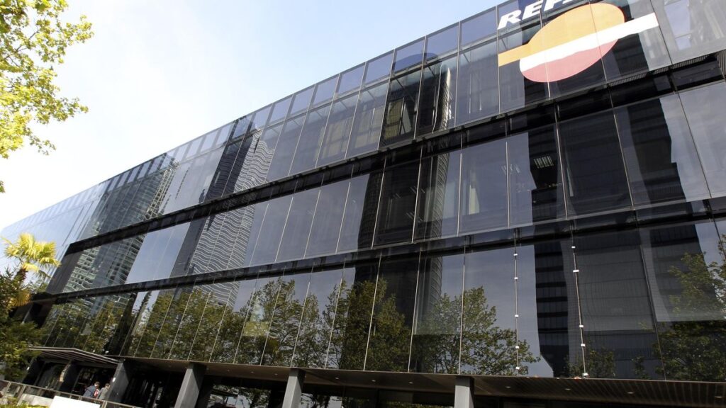 Repsol gana 603 millones de euros hasta junio, un 62,9 % menos