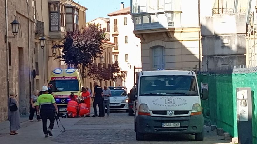 Los sanitarios trasladan en camilla al hombre tras la caída en pleno casco histórico de Zamora.