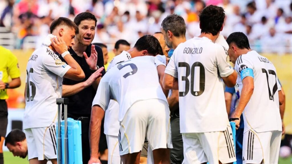 Xabi Alonso dando una charla