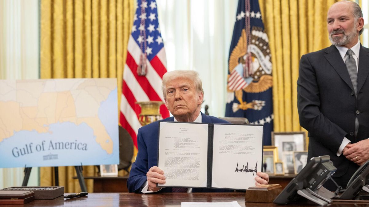WASHINGTON, 20/07/2025.- Fotografía cedida por La Casa Blanca donde aparece el presidente de Estados Unidos, Donald Trump (c), mostrando la orden ejecutiva sobre el aumento de aranceles el 13 de febrero de 2025 en el Despacho Oval de la Casa Blanca en Washington (EE.UU.).