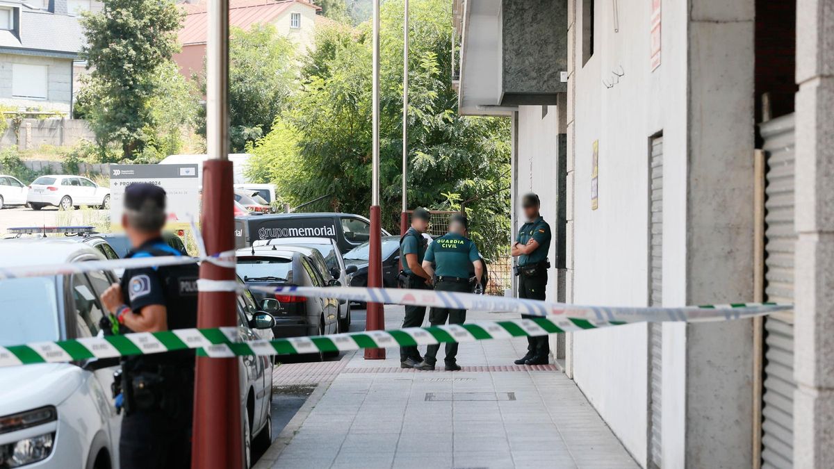 Efectivos de la Guardia Civil ante el portal del edificio de la Avenida de Galicia de Porriño donde hallaron el cadáver de una mujer.