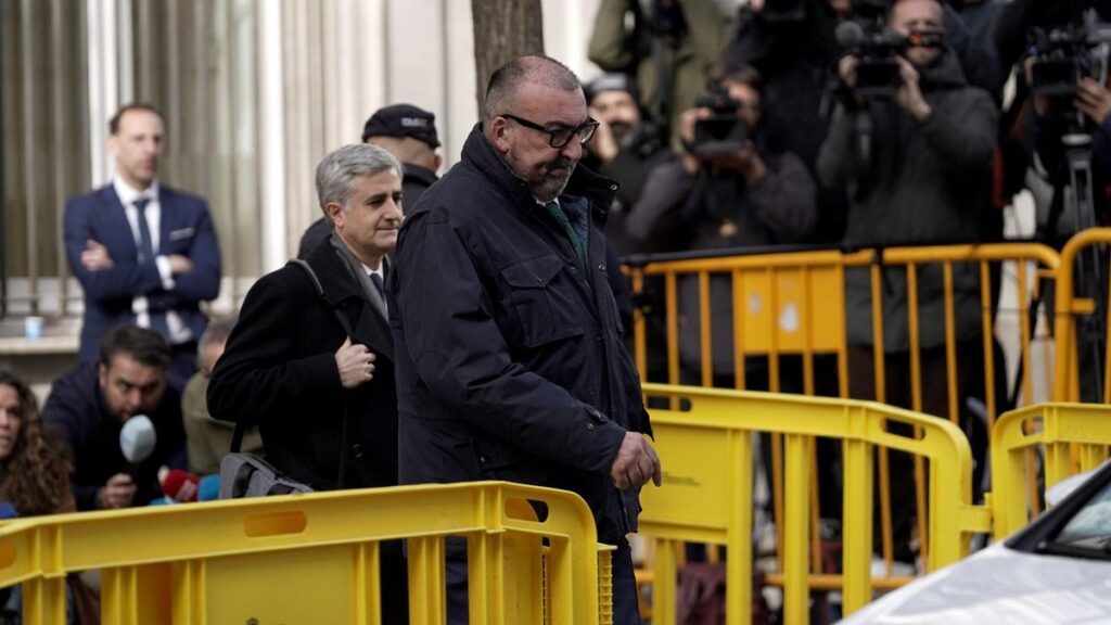 Koldo García sale del Tribunal Supremo después de declarar.