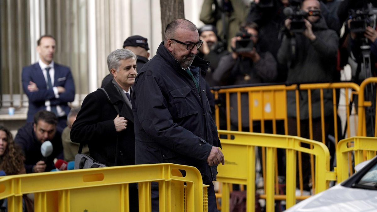 Koldo García sale del Tribunal Supremo después de declarar.