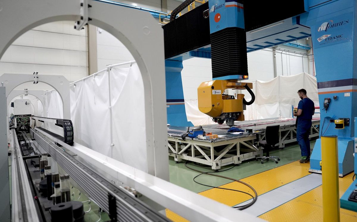Un technicien manipule une machine fabriquée entre les pannes blanches pour sauver la discrétion du produit.