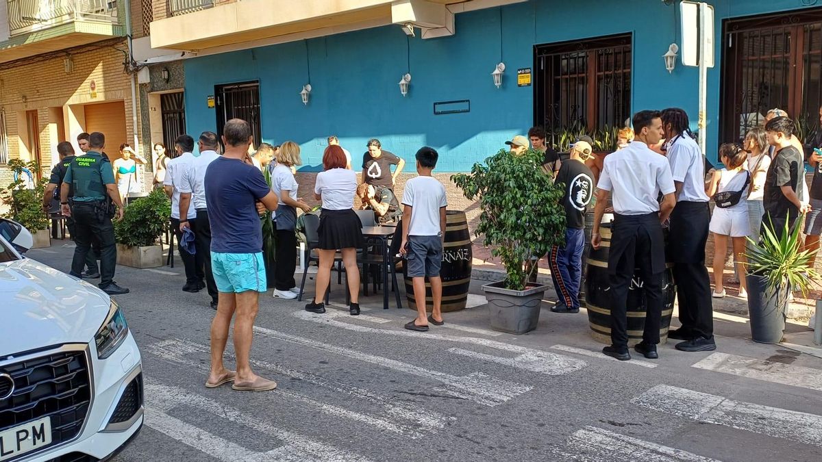 La persona tiroteada en pleno centro de Torrevieja este domingo recibe asistencia de la Guardia Civil