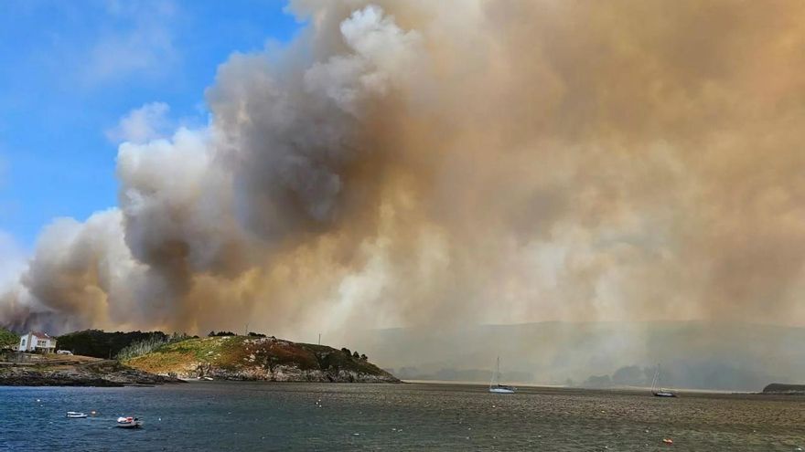 Evacuado en pleno incendio un vecino de Corme con un ictus gracias a una arriesgada operación del Samur y la Guardia Civil