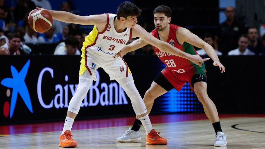 El base de la selección española de baloncesto Sergio de Larrea (i) controla el balón junto a Rafa Lisboa, de la selección de Portugal, durante el partido preparatorio para el Eurobasket 2025.