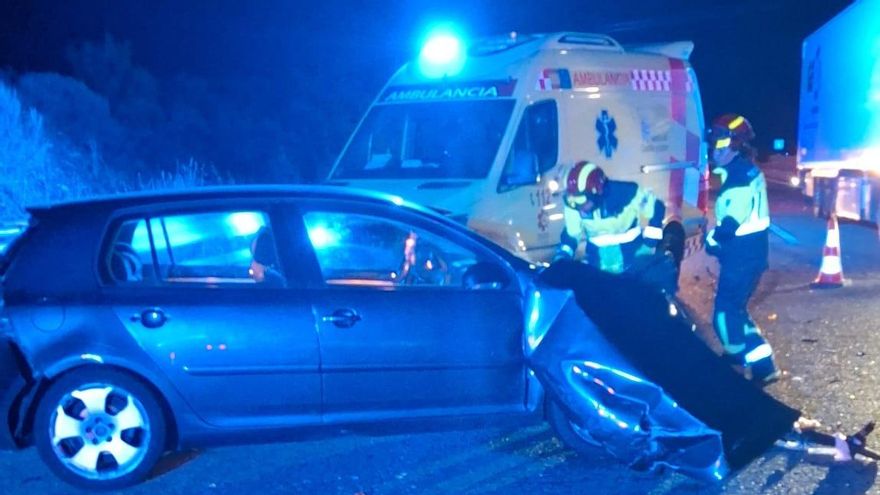 Los bomberos del Consorcio, durante su intervención en el accidente de tráfico en Palacios del Pan.