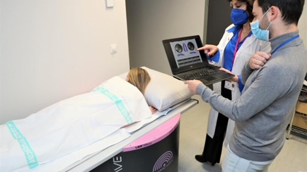 La doctora Cristina Romero y su equipo prueban el dispositivo MammoWave, que podría detectar tumores de mama sin radiación ni dolor.