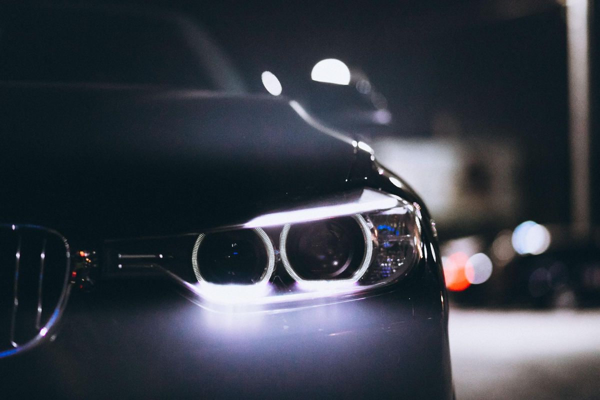 Lumière avant sur une voiture