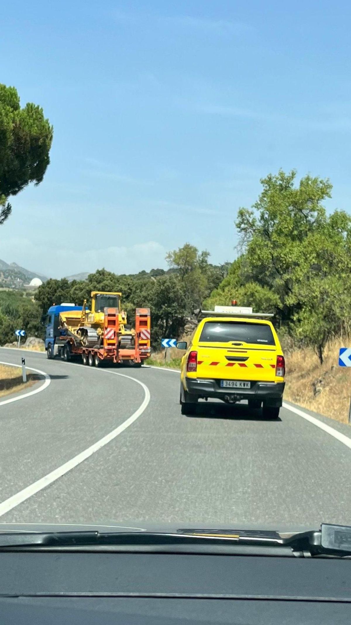 Un pompier de la forêt a tweeté cette image des membres de la communauté de Madrid sur la route M-501 de l'incendie de San Bartolomé de Pinares.