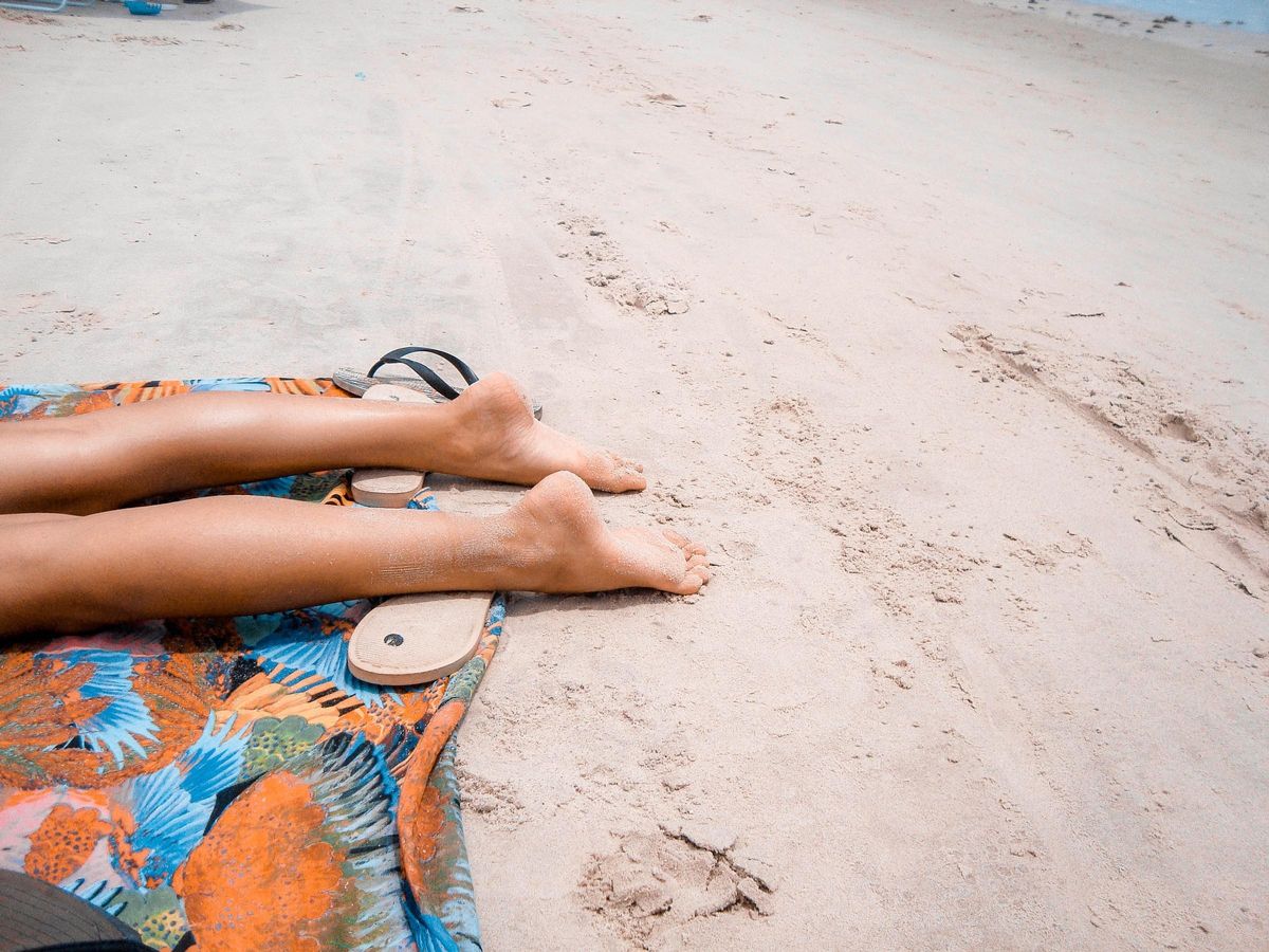 Les plants des pieds ont également besoin d'une protection solaire, car lorsque nous allongeons sur l'éponge ...