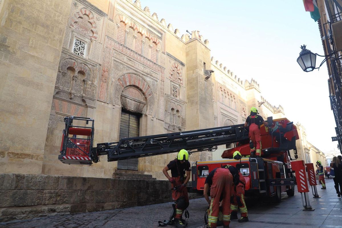 Les pompiers continuent de travailler dans la région.