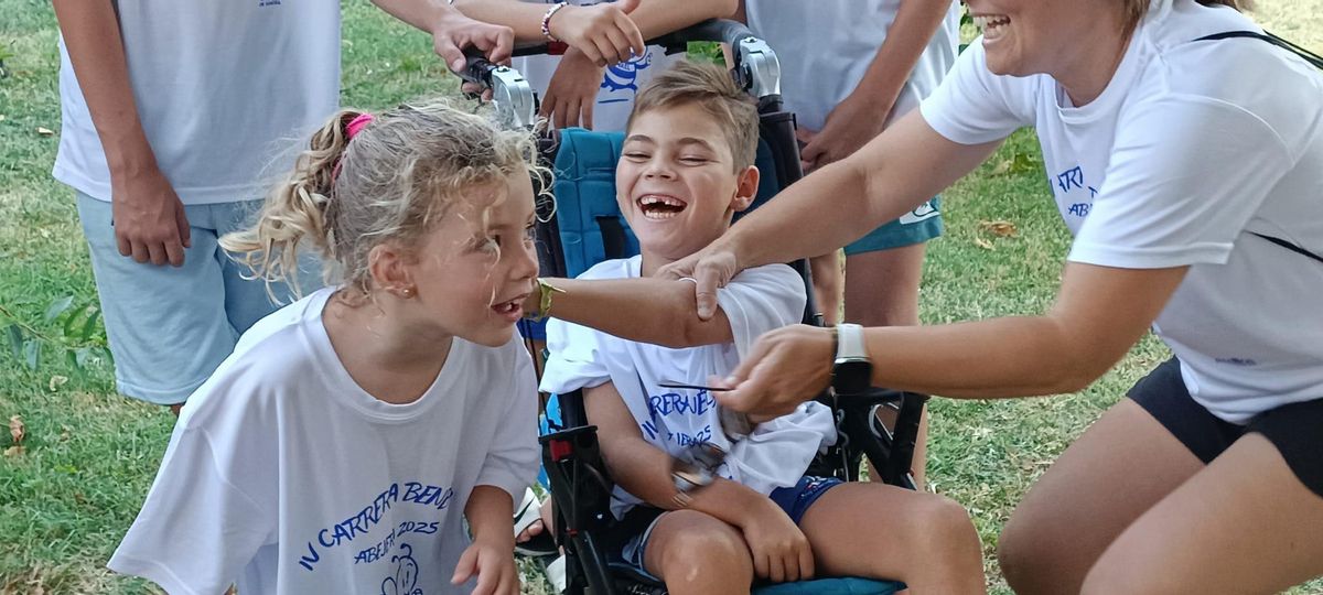 Au centre de l'image, l'enfant Manuel, protagoniste de la marche de solidarité, tenu à Abejera.