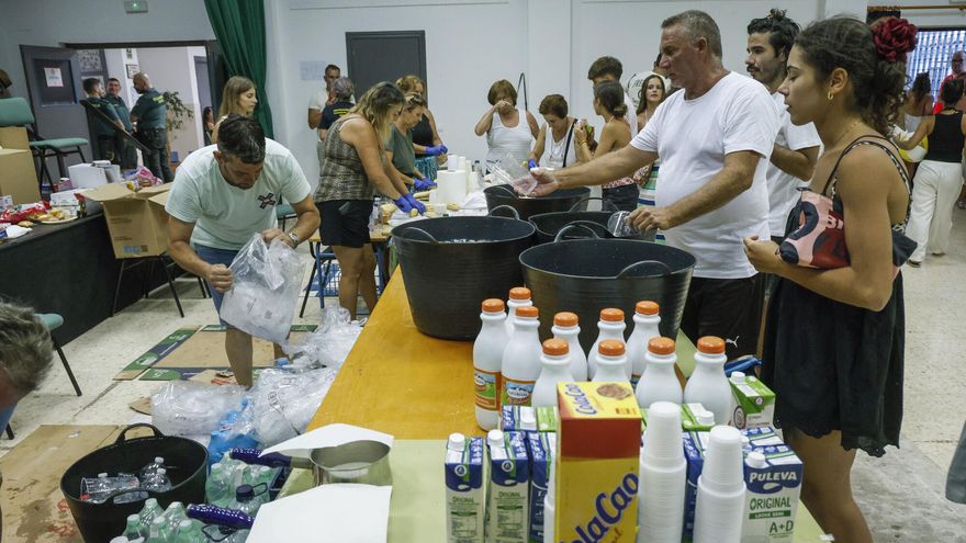 Ayuda para los desalojados en el colegio de Zahara de los Atunes.