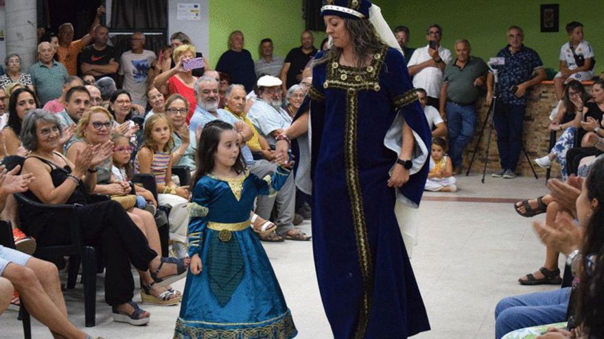 Dos modelos desfilan en el salón del Ayuntamiento de Venialbo.